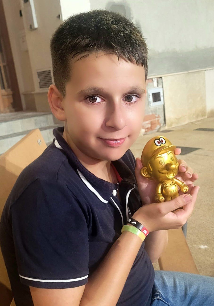 Ricardo con figura de Mario